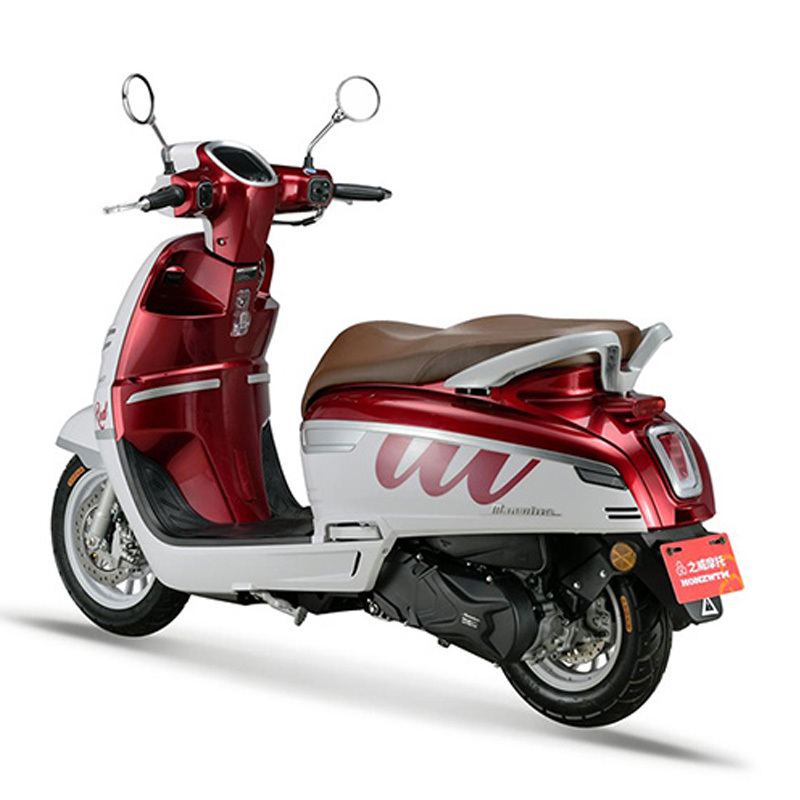 A 125cc 4 Stroke Moped combines a compact engine layout with a practical structure for everyday road use.
